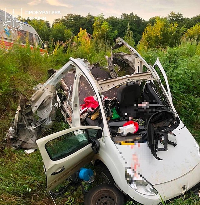 Цивільний автомобіль Peugeot на автодорозі Золочів – Максимівка поблизу села Березівка після удару російського безпілотника