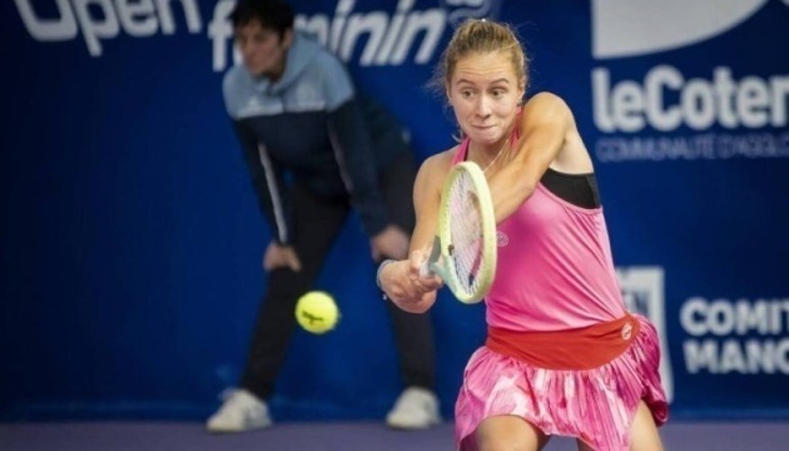 Вероніка Подрез та Ріна Сайго під час фіналу кваліфікації WTA 250 у Празі