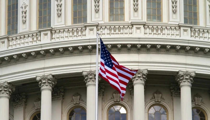 Логотип або символіка Міністерства фінансів США на тлі санкційного списку із назвами компаній Shanghai Wings, Skiez Travels