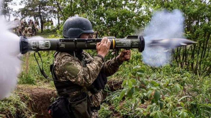 Ілюстративне фото гранатометів на тлі логотипа «Української бронетехніки»