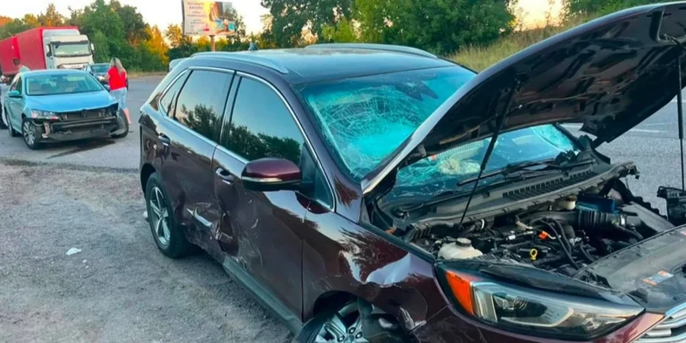 Місце ДТП за участю трьох автомобілів на трасі М-30 поблизу села Садове Вінницького району