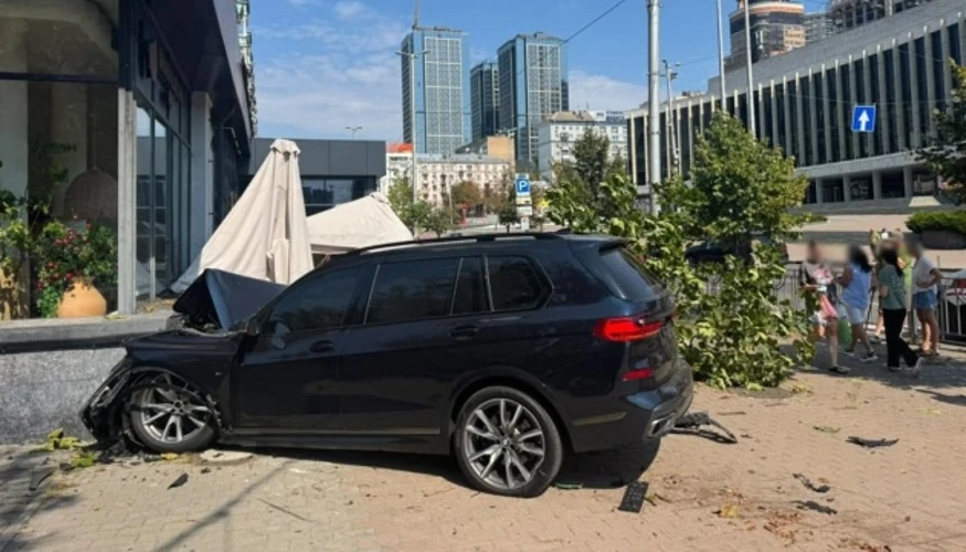 Перекинутий автомобіль BMW на території літньої тераси після зіткнення двох авто на Великій Васильківській у Києві