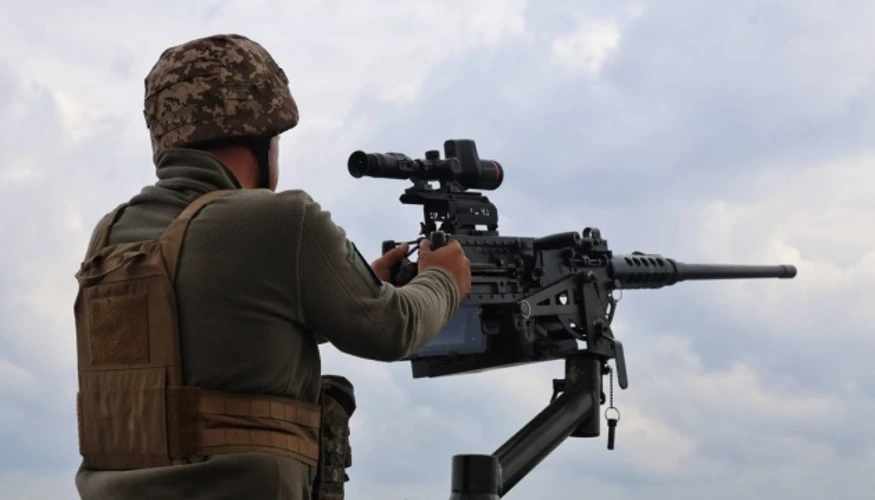 Російський реактивний безпілотник у нічному небі над містом під час атаки 11 жовтня