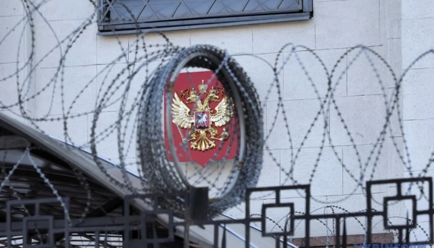 Прапор Європейського Союзу на тлі символіки санкційного списку